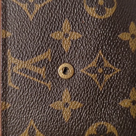 Louis Vuitton Monogram Compact Elise Wallet - Picture 9 of 15